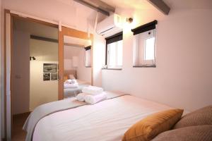 une chambre avec deux lits avec des serviettes dessus dans l'établissement Lady Vine by Lady Collection, à Porto