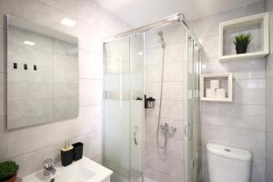 une salle de bains avec douche, toilettes et lavabo dans l'établissement Lady Vine by Lady Collection, à Porto 26 autres photos