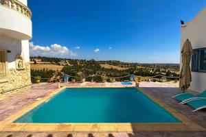 Dar RetbaにあるDar Kmar A sweet getaway in the hills of Hammametの眺めの良いヴィラ内のスイミングプール