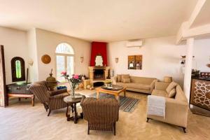 Dar RetbaにあるDar Kmar A sweet getaway in the hills of Hammametのリビングルーム(家具、暖炉付)