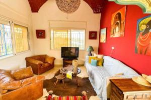 TV a/nebo společenská místnost v ubytování Dar Kmar A sweet getaway in the hills of Hammamet