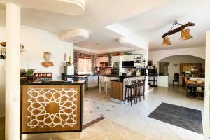 Kuchyň nebo kuchyňský kout v ubytování Dar Kmar A sweet getaway in the hills of Hammamet