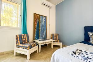 Postel nebo postele na pokoji v ubytování Dar Kmar A sweet getaway in the hills of Hammamet