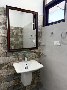 Ένα μπάνιο στο Ceylon Charm Mirissa