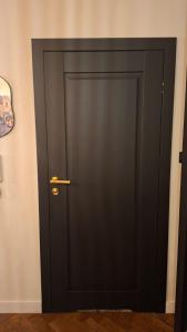 a black door with a gold handle in a room at BOHO Oasis Radom - Dom z parkingiem in Radom +7 photos