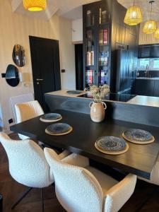a kitchen with a table with chairs and a counter at BOHO Oasis Radom - Dom z parkingiem in Radom
