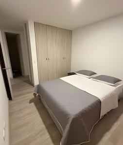 Giường trong phòng chung tại Cómodo y Elegante- estrato 6 +2 ảnh