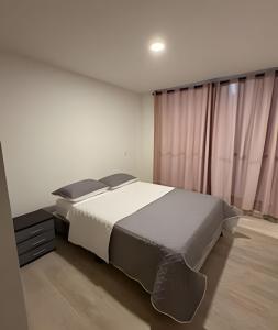 Giường trong phòng chung tại Cómodo y Elegante- estrato 6