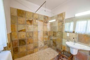 Panoramic Blue B&B في بليتنبيرغ باي: حمام مع حوض ودش +40 صورة