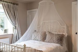 En eller flere senge i et værelse på Lough View Cottage