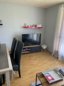 Una televisión o centro de entretenimiento en L appart