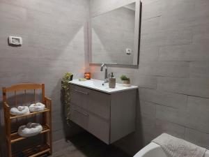 Ένα μπάνιο στο אצלנו בחצר - צימר למשפחות ולזוגות בדרום ים המלח