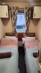 Ένα ή περισσότερα κρεβάτια σε δωμάτιο στο Seton sands, Haven, Port seton, cozy caravan Morey view 4