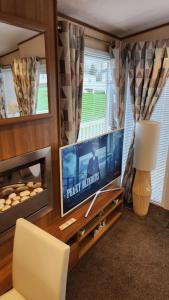 Μια τηλεόραση ή/και κέντρο ψυχαγωγίας στο Seton sands, Haven, Port seton, cozy caravan Morey view 4