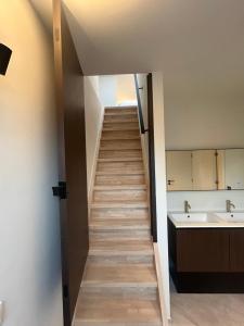 una scala che porta a un bagno con lavandino di Manteka Logies a Ypres Altre 64 foto