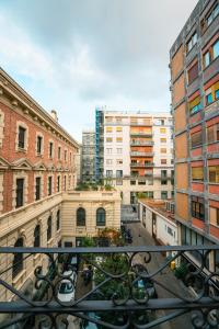 einen Balkon mit Blick auf eine Stadt mit Gebäuden in der Unterkunft De Luca 6 Apartments - Vinto House Collections in Salerno + 100 Fotos