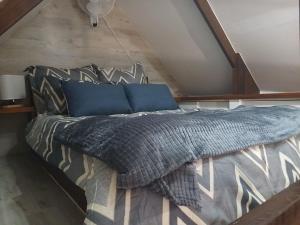 Postel nebo postele na pokoji v ubytování Quirky Tiny House