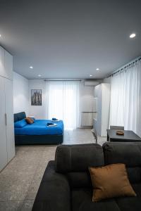 ein Wohnzimmer mit Sofa und Bett in der Unterkunft De Luca 6 Apartments - Vinto House Collections in Salerno