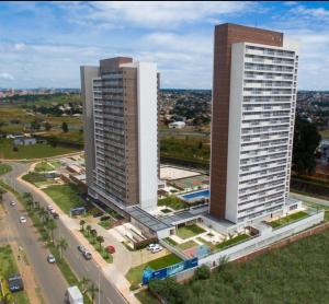 an overhead view of two tall buildings next to a street at Blend - 1 Quarto 2 Camas 1 Vaga in Brasília
