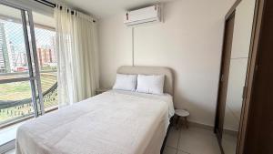 a small bedroom with a bed and a window at Blend - 1 Quarto 2 Camas 1 Vaga in Brasília +11 photos