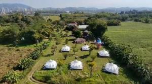 清盛OneSeasonFarm的一组帐篷在野外的空中景观