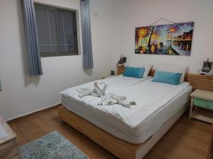 Ένα ή περισσότερα κρεβάτια σε δωμάτιο στο אצלנו בחצר - צימר למשפחות ולזוגות בדרום ים המלח