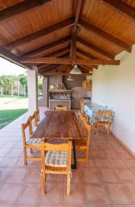 Voula Apartments في ميتيكاس: طاولة وكراسي خشبية على الفناء