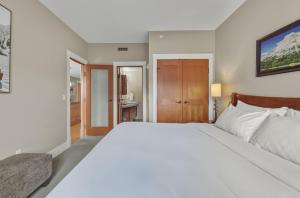 Кровать или кровати в номере Sunset Ridge - Luxurious Corner Condo - Spectacular Mt Views with open Pool!