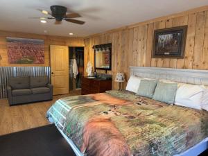 Postel nebo postele na pokoji v ubytování Bryce Canyon Country Inn