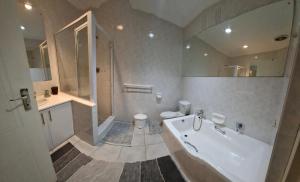 Koupelna v ubytování Spacious Suite in Somerset West