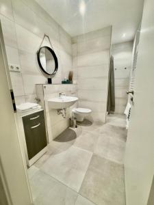 a bathroom with a sink and a mirror at CLUBHAUS 6 - geräumige Ferienwohnung mit 4 Schlafzimmern & 2 Bädern in Worbis +11 photos