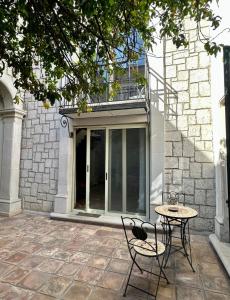 a patio with two chairs and a table in front of a building at Departamento centrico in Durango