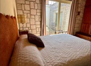 a bedroom with a large bed with a window at Departamento centrico in Durango