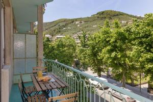 Casa celine moderna, relax, comoda alle spiagge e negozi في شيافاري: بلكونه فيها طاوله وكراسي وجبل