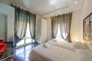 Casa celine moderna, relax, comoda alle spiagge e negozi في شيافاري: غرفة نوم بها سريرين ونافذة كبيرة