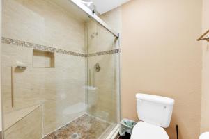 Ένα μπάνιο στο Peaceful and Relaxing Sharyland Golf Course Villa +16 φωτογραφίες