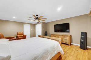 Μια τηλεόραση ή/και κέντρο ψυχαγωγίας στο Peaceful and Relaxing Sharyland Golf Course Villa