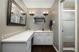 Ένα μπάνιο στο Peaceful and Relaxing Sharyland Golf Course Villa