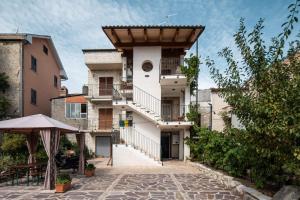 an external view of a building with a roof at Borgo del Piano "Alloggio Emilia" in Rapino