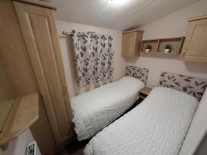 Ένα ή περισσότερα κρεβάτια σε δωμάτιο στο Stay static Hayling island holiday park +8 φωτογραφίες