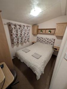 Ένα ή περισσότερα κρεβάτια σε δωμάτιο στο Stay static Hayling island holiday park