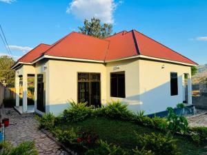 een huis met een rood dak bij CnRAirBnB in Iringa +6 foto's