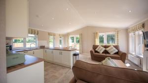 Primrose 1 bed-No Pets-Lily في Horham: مطبخ وغرفة معيشة مع أريكة وطاولة +16 صورة