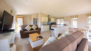 Primrose 1 bed-No Pets-Lily في Horham: غرفة معيشة مع أريكتين ومطبخ