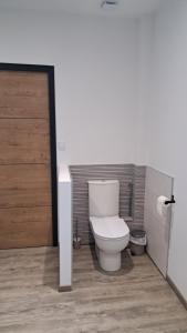 Un baño con inodoro y puerta de madera. en Le Cerf au Bois Dormant, en Ruelle-sur-Touvre 21 fotos más