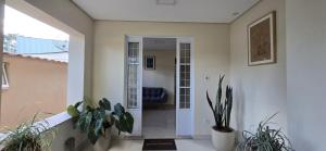 ブルマジーニョにあるCasa de Nair Pousadaの鉢植えの廊下