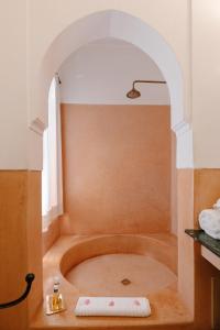 Ένα μπάνιο στο Dar Lalla F'dila +66 φωτογραφίες