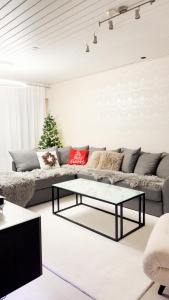 een woonkamer met een bank en een salontafel bij Rubin Apartment in Kajaani