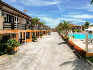 Village do Bosque - Rede Tonziro في بورتو سيغورو: شارع في منتجع به مسبح