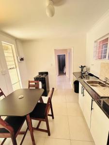 Η κουζίνα ή μικρή κουζίνα στο La Nabel Cottage